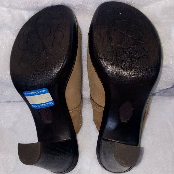 Born Concept tan clogs. - Picture 4 of 4